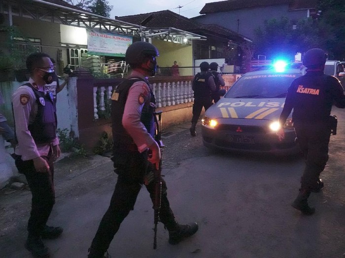 Polisi bersenjata melakukan penjagaan lokasi penggeledahan rumah terduga teroris oleh Densus 88 Anti Teror di Kelurahan Sumampir, Purwokerto, Banyumas, Jateng, Jumat (2/4/2021). Densus 88 Anti Teror dibantu Polresta Banyumas, melakukan penggeledahan rumah terduga teroris. ANTARA FOTO/Idhad Zakaria/hp.