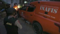 Densus 88 Anti Teror melakukan penggeledahan dengan dibantu Polresta Banyumas.