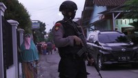 Densus 88 melakukan penggeledahan rumah terduga teroris di Kelurahan Sumampir, Banyumas, Jateng, Jumat (2/4/2021). 