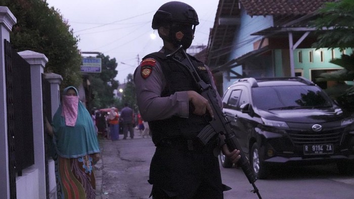 Polisi bersenjata melakukan penjagaan lokasi penggeledahan rumah terduga teroris oleh Densus 88 Anti Teror di Kelurahan Sumampir, Purwokerto, Banyumas, Jateng, Jumat (2/4/2021). Densus 88 Anti Teror dibantu Polresta Banyumas, melakukan penggeledahan rumah terduga teroris. ANTARA FOTO/Idhad Zakaria/hp.