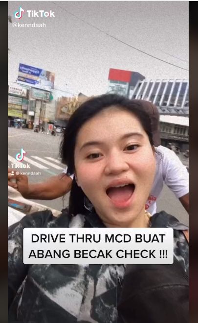 Keren! Wanita Ini Pesan Makanan Drive Thru Naik Becak