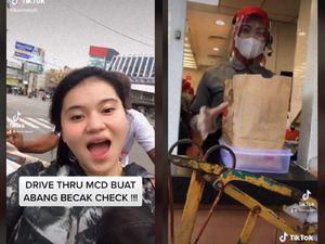 Keren! Wanita Ini Pesan Makanan Drive Thru Naik Becak