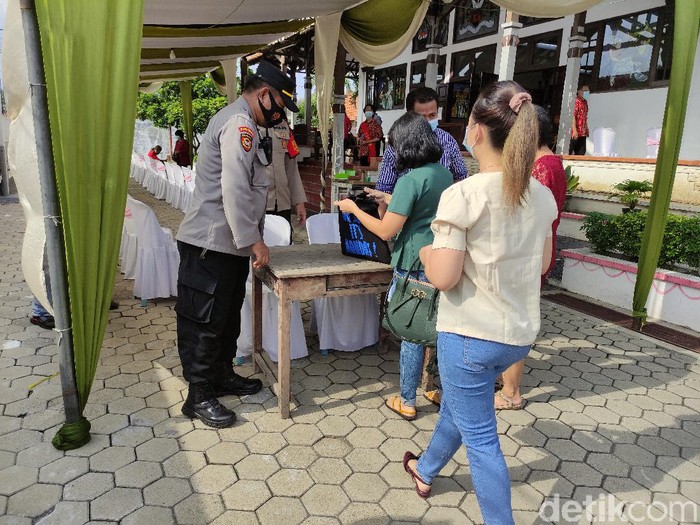 gereja di Sidoarjo mendapat pengamanan dari petugas gabungan