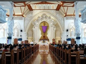 Jumat Agung, Prosesi Penciuman Salib di Katedral Denpasar Ditiadakan