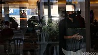 Para jemaat terus menggunakan masker selama di dalam gereja.