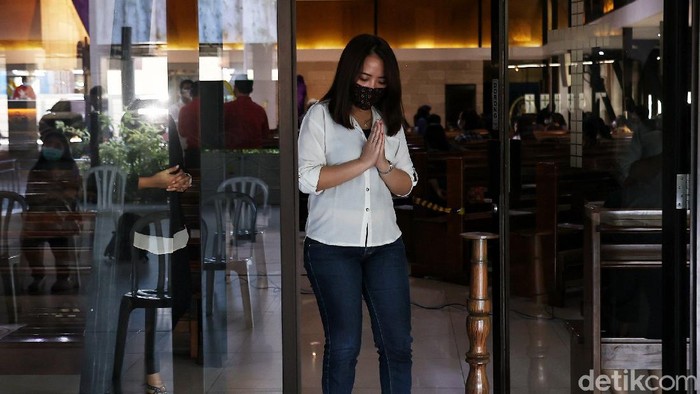 Umat Kristiani melakukan ibadah Jumat Agung di Gereja Salib Suci Paroki Cilicing, Jakarta Utara, Jumat (2/4/2021). Mereka beribadah dengan khidmat.