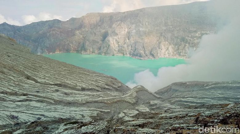 Kawah Ijen Banyuwangi Wisatawan mancanegara (wisman) bisa kembali menikmati keindahan Taman Wisata Alam (TWA) Kawah Ijen. Sebelumnya, gunung dengan pemandangan kawah hijau tosca itu ditutup untuk wisman sejak awal pandemi COVID-19.