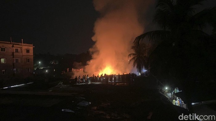 Kebakaran Kembali Landa Kamp Rohingya di Bangladesh Kebakaran di area kamp pengungsian Rohingya di Bangladesh kembali terjadi pada Jumat (2/4) waktu setempat. Sedikitnya tiga orang tewas akibat kebakaran tersebut.