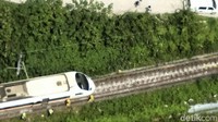 Kantor Berita Pusat mengatakan sebuah truk yang tidak diparkir dengan benar diduga meluncur ke jalur kereta dan menyebabkan kecelakaan tersebut. National Fire Agency Department via AP.