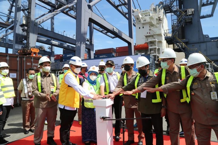 Menteri Pertanian Syahrul Yasin Limpo melepas ekspor berbagai komoditas pertanian yang ditujukan ke 41 negara di Terminal Kontainer Jakarta Internasional (JICT), Pelabuhan Tanjung Priok.