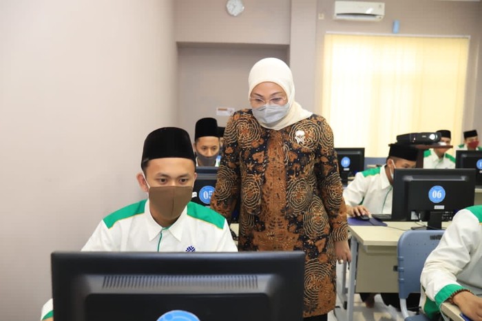 Menteri ketenagakerjaan Ida Fauziyah melakukan peninjauan Balai Latihan Kerja (BLK) Komunitas Darussalam Blokagung dan BLK Komunitas Bustanul Falah di Banyuwangi, Jawa Timur.