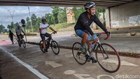 Mereka terlihat bersepeda berkelompok di kawasan Bintaro.