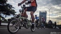 Sejak pagi mereka sudah memenuhi jalan utama di kawasan Bintaro, Tangerang Selatan.