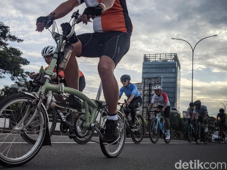 Libur Panjang Warga Manfaatkan Bersepeda