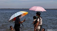 Saat libur panjang yang dimulai hari ini Jumat (2/4) hingga Minggu (4/4) membuat Pantai Ancol ramai dikunjungi wisatawan.