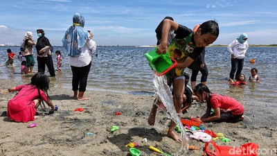 Libur Panjang, Pantai Ancol Diserbu Wisatawan