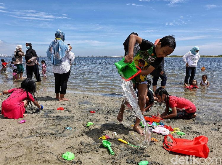 Libur Panjang, Pantai Ancol Diserbu Wisatawan