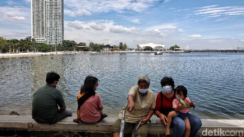 Libur Panjang, Pantai Ancol Diserbu Wisatawan Sejumlah pengunjung menikmati Pantai Ancol, Jakarta Utara, Jumat (2/4).
