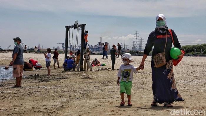 Libur Panjang, Pantai Ancol Diserbu Wisatawan Sejumlah pengunjung menikmati Pantai Ancol, Jakarta Utara, Jumat (2/4).