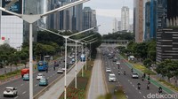 Arus lalu lintas terpantau ramai lancar di Jalan Sudirman, Jakarta, Jumat (2/3/2021)  bertepatan dengan hari raya Paskah, kenaikan Isa Almasih.
