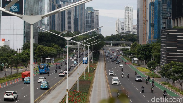 Arus lalu lintas terpantau ramai lancar di Jalan Sudirman, Jakarta, Jumat (2/3/2021)  bertepatan dengan hari raya Paskah, kenaikan Isa Almasih.