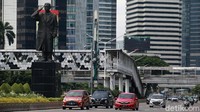 Sejumlah kendaraan melintasi kawasan Sudirman, Jakarta Pusat.  