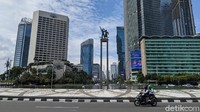 Sementara itu suasana di Jakarta cukup cerah dengan langit biru.  