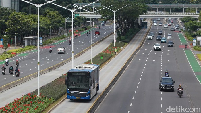 Arus lalu lintas terpantau ramai lancar di Jalan Sudirman, Jakarta, Jumat (2/3/2021)  bertepatan dengan hari raya Paskah, kenaikan Isa Almasih.