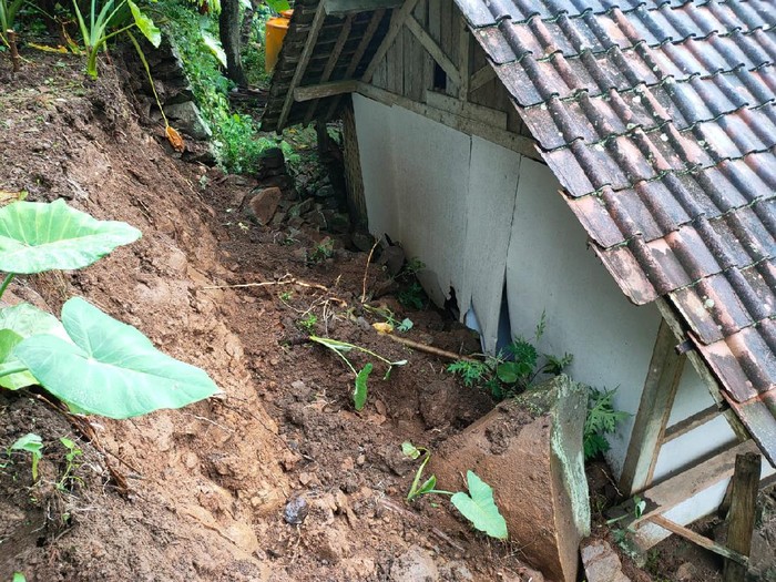 Hujan deras yang terjadi lebih dari lima jam mengakibatkan tanah longsor di dua titik di Trenggalek. Dampaknya satu rumah warga rusak.