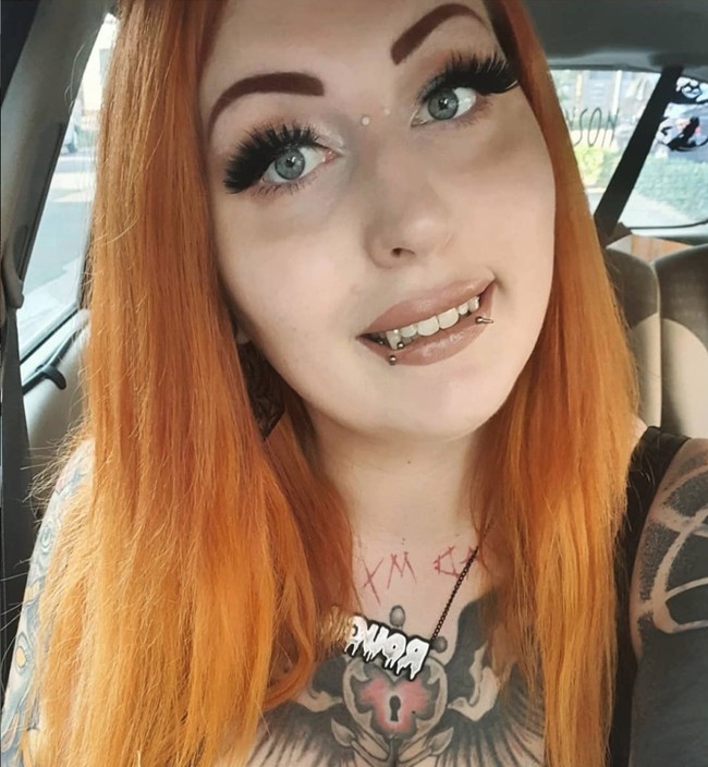 Wanita bernama Marilyn yang tinggal di German itu menutupi 60 sampai 70% bagian tubuhnya dengan tattoo. Tak hanya itu, dirinya juga mewarnai bagian matanya dan melakukan pembedahan lidah. Foto: Instagram/@mizz.intra