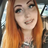 Wanita bernama Marilyn yang tinggal di German itu menutupi 60 sampai 70% bagian tubuhnya dengan tattoo. Tak hanya itu, dirinya juga mewarnai bagian matanya dan melakukan pembedahan lidah. Foto: Instagram/@mizz.intra