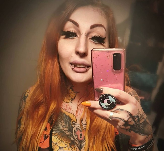 Seperti dikutip dari Daily Star, Marilyn terinspirasi dari boneka vampir yang dikoleksinya. Sejak berusia 12 tahun dirinya sudah berdandan dengan gaya gotik. Foto: Instagram/@mizz.intra