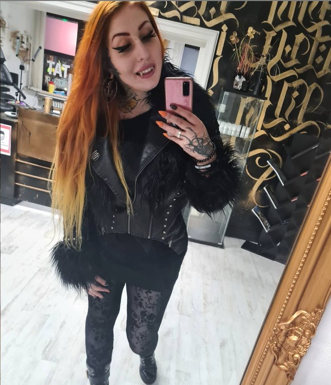 Saya mendapatkan banyak inspirasi makeup dan outfit dari boneka-boneka ini. Aku menyukai makeupnya, payudara besar, dan pinggang kecil, jelas Marilyn.Foto: Instagram/@mizz.intra