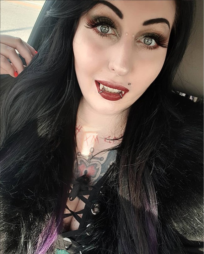 Prosedur bedah plastik yang pertama kali dilakukan Marilyn adalah untuk membesarkan dan mengencangkan payudara. Hal itu untuk membuatnya bisa terlihat seperti boneka. Foto: Instagram/@mizz.intra