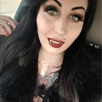 Prosedur bedah plastik yang pertama kali dilakukan Marilyn adalah untuk membesarkan dan mengencangkan payudara. Hal itu untuk membuatnya bisa terlihat seperti boneka. Foto: Instagram/@mizz.intra