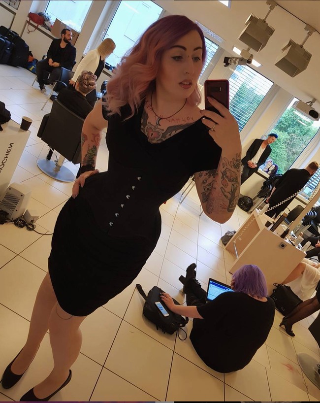 Sebelumnya Marilyn adalah seorang wanita pemilik rambut pirang, kurus, dan juga tinggi. Agar semakin terlihat mirip boneka, Marilyn juga melakukan face lift untuk kulitnya agar semakin kencang dan mulus. Foto: Instagram/@mizz.intra