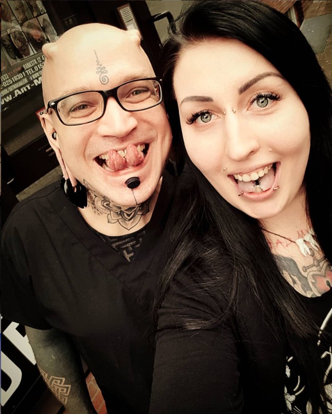 Tak hanya itu saja, Marilyn juga melakukan sedot lemak untuk mempertahankan bentuk tubuhnya dan beberapa injeksi di wajahnya. Marilyn bahkan rela membahayakan dirinya dengan mewarnai bola matanya. Foto: Instagram/@mizz.intra