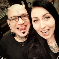 Tak hanya itu saja, Marilyn juga melakukan sedot lemak untuk mempertahankan bentuk tubuhnya dan beberapa injeksi di wajahnya. Marilyn bahkan rela membahayakan dirinya dengan mewarnai bola matanya. Foto: Instagram/@mizz.intra