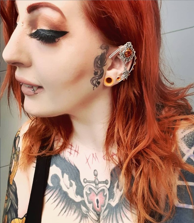 Seorang wanita yang bekerja sebagai seniman tattoo ini rela menghabiskan sekitar Rp 500 juta untuk mengubah penampilannya. Dirinya terobsesi menjadi Barbie Vampir. Foto: Instagram/@mizz.intra