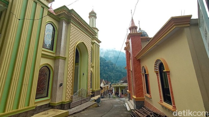 Adem Masjid Gereja  Berdampingan Pengurus Masing masing 