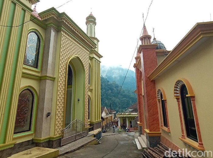 Masjid dan gereja di berdampingan di Desa Tempur, Keling, Jepara