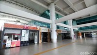 Tenant-tenant pedagang yang ada di area lantai 1 itu juga tutup. Dari tiga tenant yang dilihat detikcom, hanya ada satu tenant yang masih tetap buka. Tenant itu buka tentunya hanya dikunjungi oleh pegawai Bandara Kertajati yang masih beraktivitas di sana.