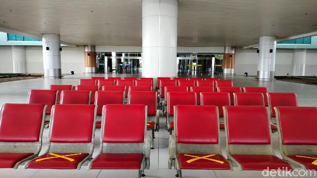 Bandara Internasional Jawa Barat Kertajati, Majalengka, masih terus menjadi pembahasan banyak orang karena kondisinya yang sepi. Begini penampakan sepinya bandara tersebut.