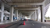 Sepinya Bandara Kertajati itu disebabkan lantaran masih lamanya waktu tempuh dari kota-kota besar ke Kertajati dan diperparah dengan pandemi COVID-19.