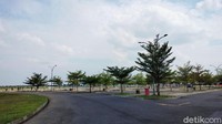 Sepinya Bandara Kertajati terlihat mulai dari jalan masuk menuju kawasan bandara yang hanya dilintasi oleh beberapa kendaraan saja tiap jamnya. Kemudian area parkir bandara yang juga terlihat kosong tanpa adanya kendaraan yang terparkir.