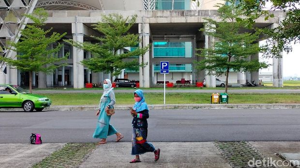 Bandara Internasional Jawa Barat Kertajati, Majalengka, masih terus menjadi pembahasan banyak orang karena kondisinya yang sepi. Begini penampakan sepinya bandara tersebut.