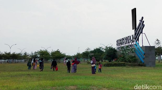 Bandara Internasional Jawa Barat Kertajati, Majalengka, masih terus menjadi pembahasan banyak orang karena kondisinya yang sepi. Begini penampakan sepinya bandara tersebut.