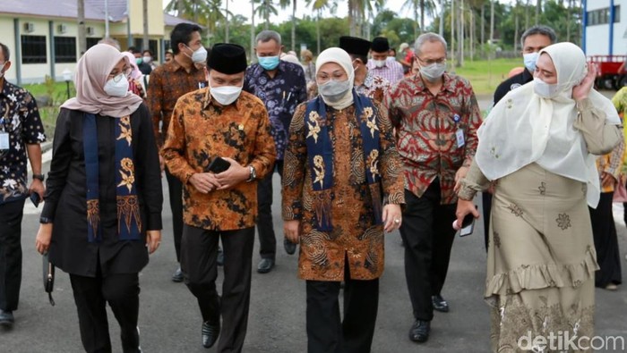 Menaker Ida Fauziah menyebut Balai Latihan Kerja (BLK) harus melakukan transformasi, untuk meningkatkan kompetensi angkatan kerja di masa pandemi COVID-19. Indonesia perlu mengejar ketertinggalan pertumbuhan ekonomi global seperti Vietnam dan China.