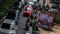Warga berharap proyek pengerjaan galian tersebut dipercepat untuk mengurangi dampak kemacetan. Ari Saputra/detikcom.
