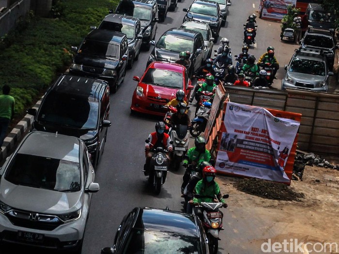 Kendaraan beringsut melintasi proyek galian utilitas yang menyebabkan kemacetan di Jl Kapten Tendean, Jakarta Selatan, Jumat (2/4/2021). Warga berharap proyek pengerjaan galian tersebut dipercepat untuk mengurangi dampak kemacetan bottleneck. Galian menyisakan satu lajur jalan sehingga mengakibatkan kemacetan.